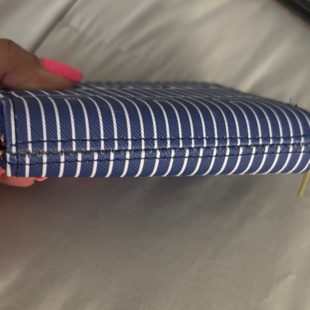 Blue and White Geometric Pattern Wallet - Picture 3 of 3